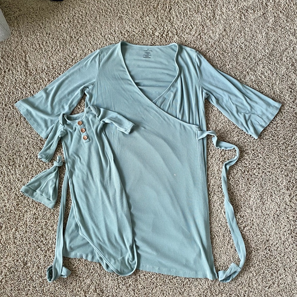 (SOLD) Caden Lane maternity robe and matching knotted gown and hat